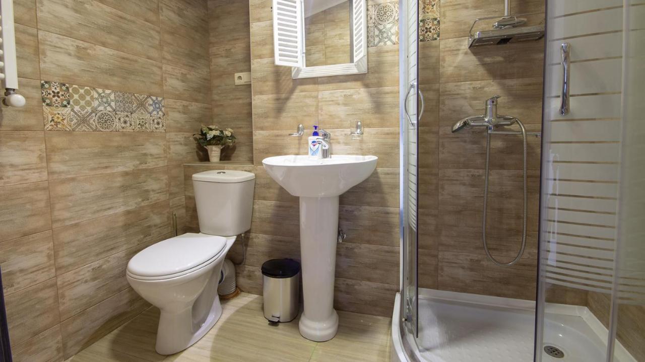 4 Bedroom Apartment On Liberty Square Tbilisi Buitenkant foto