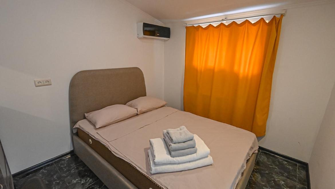 4 Bedroom Apartment On Liberty Square Tbilisi Buitenkant foto